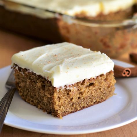 A delicious buttermilk-spice cake that will surely become a family favorite. It's a simple cake that's not too sweet, and has a rather strong spice flavor. Spice Cake Recipes, 5 Ingredient Dinners, Spice Cake, Food Help, Easy Cake, Save Food, Carrot Cake, One Pot Meals, Buttermilk