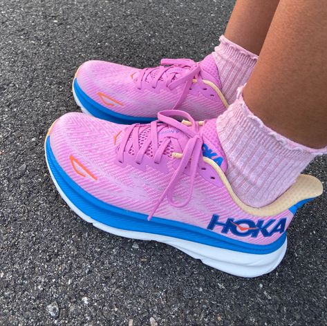 New shoes ☺️☺️☺️😘 Colorful Hoka Shoes, Hoka Running Shoes Aesthetic, Cute Hoka Shoes, Pink Hoka Shoes, Hokas Aesthetic, Hoka Aesthetic, Hoka Shoes Woman Outfit, Pink Hoka, Hoka Shoes Woman