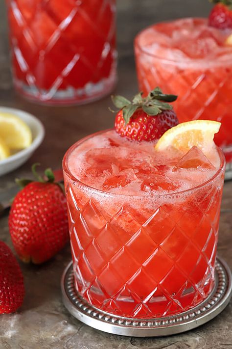 Strawberry Lime Cocktail, Strawberry Lemonade Cocktail, Vday Dinner, Strawberry Garnish, Ginger Cocktail Recipes, Strawberry Beer, Fizz Cocktail, Ginger Cocktails, Strawberry Cocktails