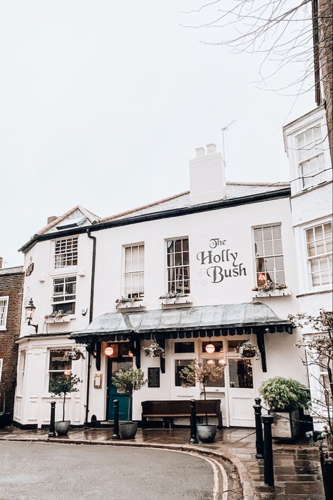 The holly bush - a pretty white pub in London Holly Bush, Hampstead London, London Neighborhoods, London Guide, Most Instagrammable Places, London Pubs, Neighborhood Guide, London Places, Instagrammable Places