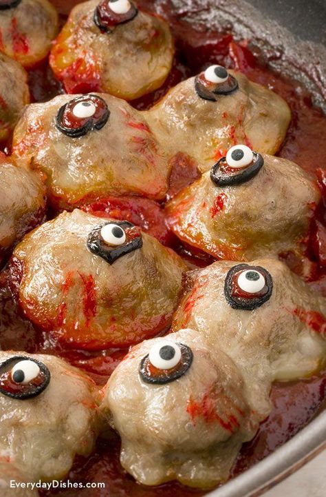 Halloween Cocktail Meatball Eyes Halloween Meatballs, Cocktail Meatball Recipes, Scary Halloween Food, Halloween Party Foods, Halloween Eats, Recetas Halloween, Cocktail Meatballs, Eyes Halloween, Halloween Cocktail