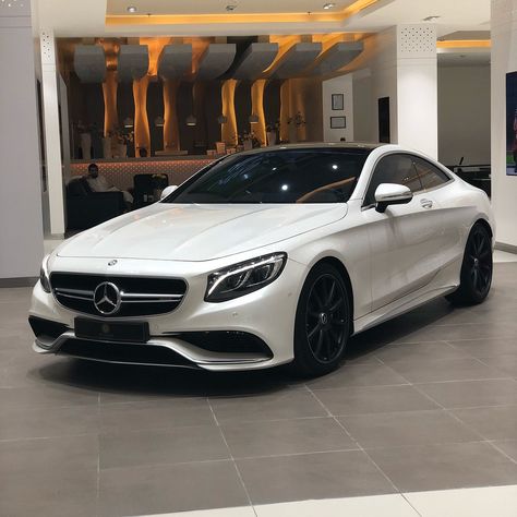 White Mercedes Aesthetic, Mercedes Hatchback, White Mercedes Benz, White Mercedes, Mercedes Sport, Roll Royce, White Cars, C 63 Amg, مرسيدس بنز