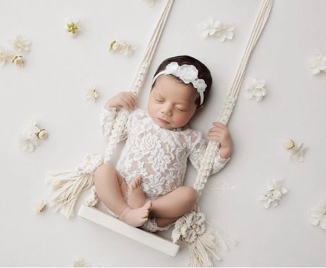 New Born Baby Girl Photoshooting Themes, Newborn Photoshoot With Flowers, Newborn Rocking Chair Pictures, Newborn Swing Photography, Fairy Newborn Photos, Baby Clips, Family Photos With Baby, Newborn Baby Photoshoot, Fun Photoshoot