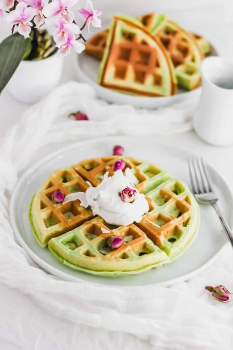 Pandan Mochi, Mochi Waffle Recipe, Mochi Waffles, Japanese Desserts, Waffle Recipe, Waffle Mix, Sushi Recipes, Asian Desserts, Waffle Recipes