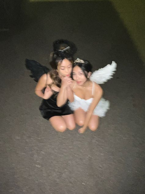 Black And White Angles Costumes, Matching Halowen Costums, Halloween Ideas Costumes For 2, Halloween Costumes Duo Not Basic, Halloween Costumes For Two Brunettes, Halloween Costumes Inspo Duo, Halloween Duo Pics, Matching Friends Costume, Dark And Light Angel Halloween Costume