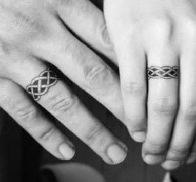 Wedding Ring Tatoos Woman, Celtic Knot Finger Tattoo, Tattoo Wedding Rings For Men, Knot Ring Tattoo, Wedding Band Tattoo Couples, Celtic Ring Tattoo, Marriage Ring Tattoos, Wedding Ring Tattoo For Men, Tatoo Ring