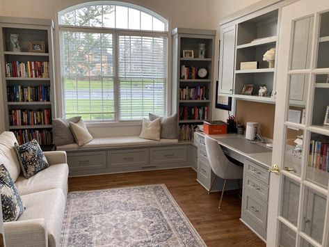 Guest Bedroom Home Office, Window Seat Design, Home Office Layout, Small Home Offices, Home Library Design, Guest Room Office, Office Guest Room, Office Library, Library Design