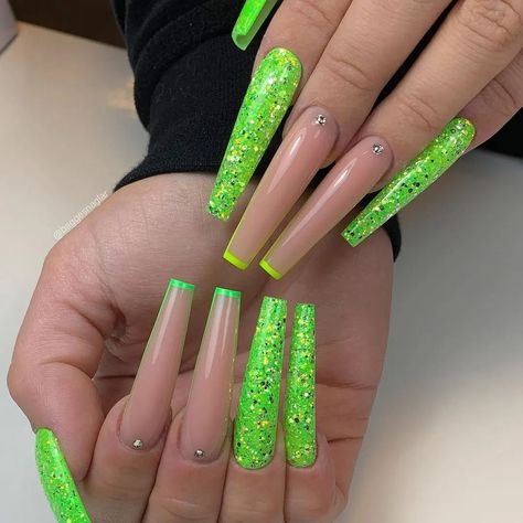 Nails🎀Fascination on Instagram: “@NailsFascination #NailsFascination Beautiful🎀Art by @baggesnaglar #Nailovez • • 🎀 YouTube Channel: @NailsFascination (link in bio) • •…” Lime Green Nails, Neon Green Nails, Long Nail Art, Green Nail Art, Acrylic Nail Shapes, Elegant Nail Art, Long Acrylic Nail Designs, Square Nail Designs, Green Nail Designs