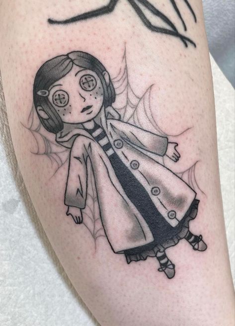 Coraline Themed Tattoo, Coraline Traditional Tattoo, Coraline Tattoo Design, Big Patchwork Tattoos, Coraline Inspired Tattoos, Apprentice Aesthetic, Coraline Cat Tattoo, Coraline Doll Tattoo, Aesthetic Tattoos Grunge