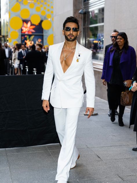 Ranveer Singh Teams Up With Hollywood Talent Agency! Ranveer Singh Suit, Pulkit Samrat, Bollywood Men, Men In White, Deepika Ranveer, Diwali Outfits, Suit Pin, White Tuxedo, White Suit