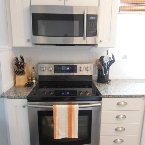 Common kitchen design mistakes: microwave oven location Microwave Oven Hood, Microwave Over Range, Microwave Under Cabinet, Kitchen Stove Design, Microwave Above Stove, Over The Stove Microwave, Cabinet Microwave, Microwave Oven Shelf, Mounted Microwave