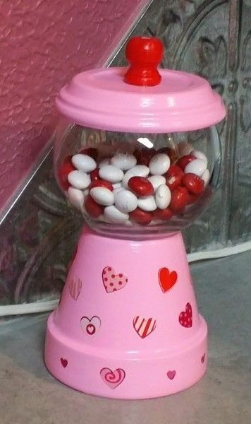 Make this cute, inexpensive candy machine for Valentine's Day or decorate for any occasion. It makes a nice gift for a friend or co-worker. Candy Jars Diy, Gumball Machine Craft, Diy Gumball Machine, Terra Cotta Pot Crafts Diy, Bubble Gum Machine, Pots Diy, Clay Pot Projects, Terra Cotta Clay Pots, Terra Cotta Pot Crafts