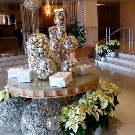 Hotel lobby decor II Ballroom Christmas, Valentine's Day Hotel, Foyer Table Decor, Christmas Hotel, Hotel Christmas, Lobby Decor, Decoration Vitrine, Colonial Christmas, Office Christmas Decorations