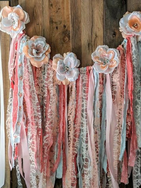 Boho Birthday Party Decor, Diy Fabric Garland, Baby Shower Banner Girl, Rag Tie Garland, Rag Banner, Chic Birthday Party, Shabby Chic Birthday, Shabby Chic Party, Diy Birthday Banner