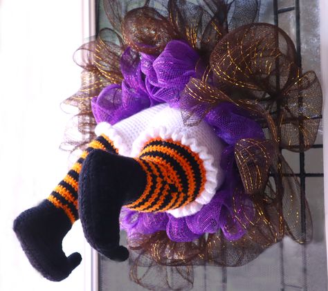 There's a Witch Stuck in My Wreath!This crochet Halloween wreath free pattern is the perfect decoration for your front door this season. It's easy to make, and you can use any color combination that suits your style. Crochet Baby Halloween, Halloween Moodboard, Witch Stick, Crochet Halloween Hat, Wings Tutorial, Wreath Crochet, Crochet Pour Halloween, Halloween Amigurumi, Crochet Crown