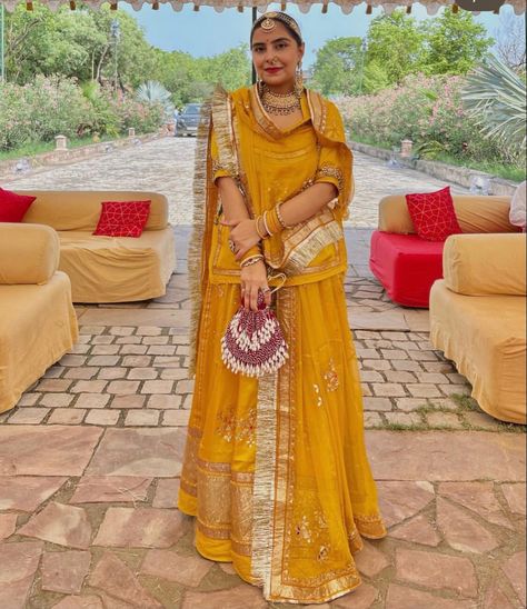 Marwadi Lehenga, Poshak Rajputi, Indian Clothes Women, New Dress Pattern, Rajasthani Bride, Haldi Dress, Rajasthani Dress, Rajputi Dress, Trendy Outfits Indian