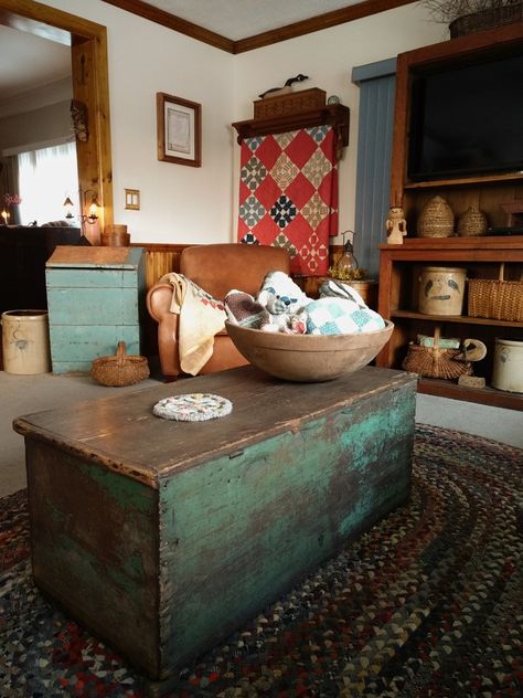 Primitive Blanket Chest, Colonial Primitive Decor, Cottage Rooms, Early American Decor, Primitive Living, Primitive Living Room, Cottage Room, Old Wooden Doors, Country Sampler