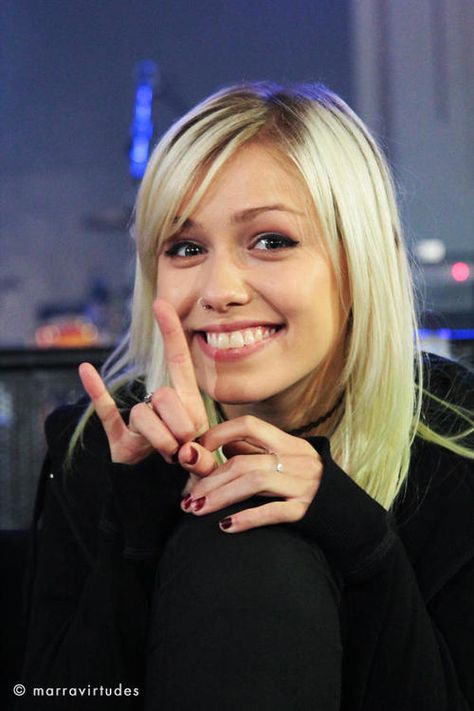 jenna mcdougall Tonight Alive Jenna, Jenna Mcdougall, Tonight Alive, Of Mice And Men, Bring Me The Horizon, Have A Nice Day, Pop Punk, Woman Crush, Having A Crush