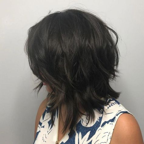 Brunette Shaggy Inverted Bob #shoulderlengthbrunettehair Shaggy Wavy Hair Mid Length, Shaggy Inverted Bob, Midi Bob, Medium Shag, Κούρεμα Bob, Medium Shag Haircuts, Choppy Bob Hairstyles, Angled Bob, Shag Hairstyles