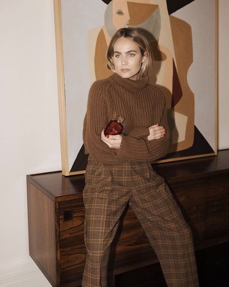 11 All-Brown Outfits It Girls Love All Brown Outfit, Semi Formal Mujer, Brown Outfits, Mode Kylie Jenner, Monochromatic Outfit, Brown Outfit, Mode Chic, Pantalon Large, Plaid Pants