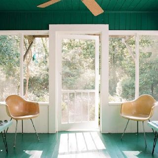 Summer porch Vintage Screen Porch, Green Painted Porch, Sunroom Ceiling, Green Porch, Green Ceiling, Painted Porch, Porch Inspiration, Dark Ceiling, Green Floor