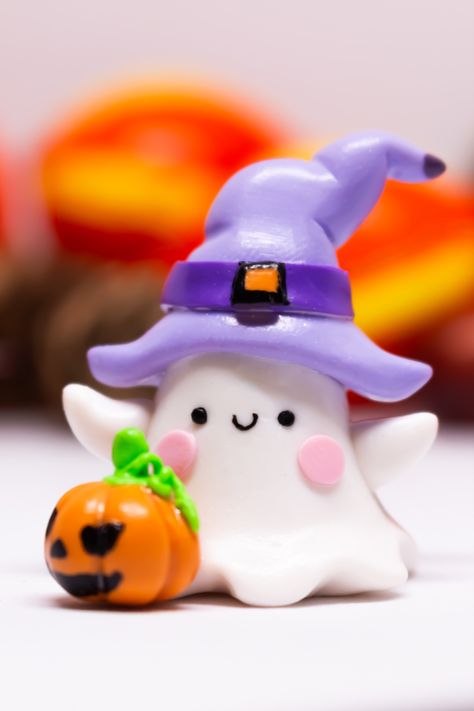 Polymer clat halloween charms, polymer clay ghosy clay charm, halloween deco Cute Mini Sculptures, Cute Clay Ghost, Fimo Halloween Ideas, Ghost Clay Art, Polymer Clay Crafts Halloween, Polymer Clay Crafts Cute, Polymer Clay Crafts For Beginners Easy, Polymer Clay Halloween Ideas, Clay Figurine Ideas