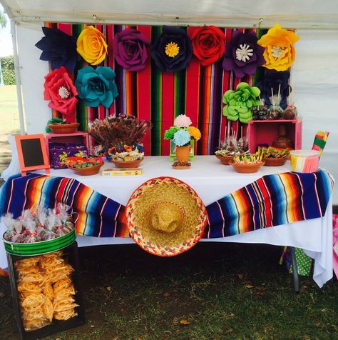 Decoración Y Adornos Para Fiestas Mexicanas 【Ideas Mexican Christmas Party, Fiesta Mexicana Ideas, Mexican Theme Party Decorations, Mexican Birthday Parties, Mexican Party Decorations, Mexican Fiesta Party, Quince Decorations, Fiesta Birthday Party, Mexican Birthday