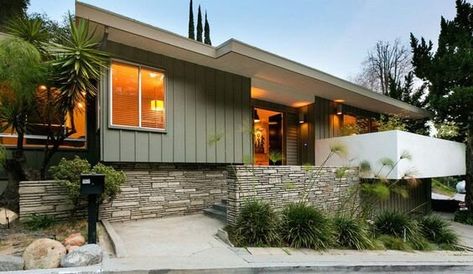 Mid Century Modern Exterior Paint, Mid Century Modern Homes Exterior, Modern House Colors, Mid Century Modern Renovation, Beachwood Canyon, Mid Century Modern Exterior, Mid Century Exterior, Mid Century Ranch, Mcm House