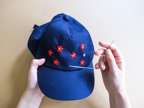 DIY Comment broder une casquette fleurie // How to : Floral embroidery baseball cap // A Cardboard Dream blog Embroidery Baseball, Artsy Fartsy, Floral Embroidery, Baseball Cap, Baseball Hats, Couture, Baseball, Embroidery, Sewing