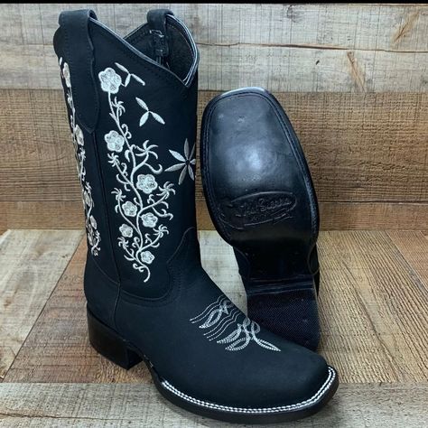 Women's Rodeo Cowgirl Boots Genuine Leather!! 254 You Are Buying High Quality Rodeo Genuine Leather Woman Boots!! Proudly Made In Mexico. Note: These Boots Run True To Size. Brand: La Sierra Condition: New With Original Box Western Boots Material: 100% Genuine Leather Toe: Square Toe Note: Leather Color Sometimes Varies Darker Or Lighter Description: Rodeo Western Look. Leather Soles. Never Worn. Water Resistant. Made In Mexico. Sizes Available: 5 Us To 10 Us Mexican Botas, Square Toe Cowgirl Boots, Quince Planning, Cowgirl Boots Square Toe, Cowgirl Boots Square Toed, Black Western Boots, Black Cowgirl Boots, Woman Boots, Rodeo Cowgirl