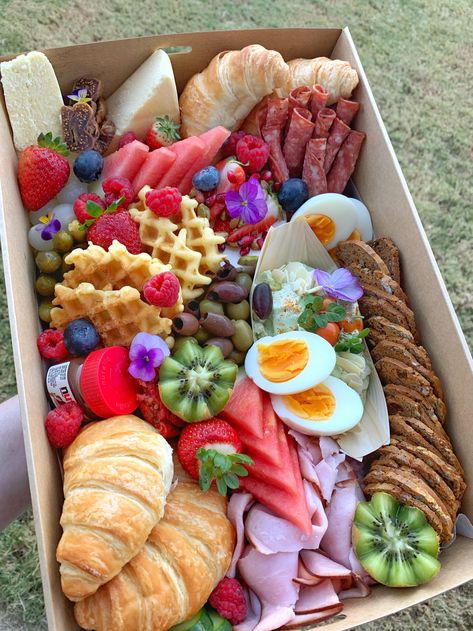 Brunch Grazing Box Yarrawonga; Brunch Catering; Catering Yarrawonga; Wedding Catering Yarrawonga — Graze Tables + Platters - Breakfast Picnic Ideas, Brunch Picnic Ideas, Brunch Catering, Brunch Picnic, Diy Brunch, Breakfast Picnic, Brunch Party Recipes, Breakfast Catering, Grazing Boxes