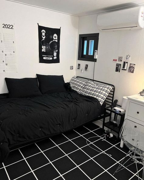 Black Themed Room, Home Juice Bar, Black And White Room, Mens Bedroom Decor, Bedroom Decoration Ideas, Room Redesign, Pinterest Room Decor, Cozy Style, Small Room Design