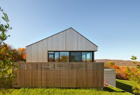 Hilltop house is a primary residence perched high within the slope of the Niagara escarpment, enabling panoramic views of Georgian Bay. The building was i... Hilltop House, Eco Friendly Building, Long House, Georgian Bay, Cedar Siding, Modern Farmhouse Exterior, Farmhouse Exterior, Sustainable Home, Western Red Cedar