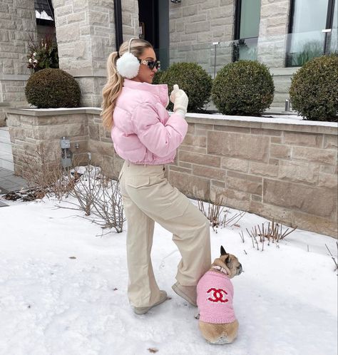 Pink Ski Jacket Outfit, Pink Winter Jacket Outfit, Pink Jacket Outfit Winter, Pink Snow Outfit, Snow Pants Outfit, Pink Outfit Winter, Crop Puffer Jacket Outfit, Outfit Rosado, Pink Winter Outfits