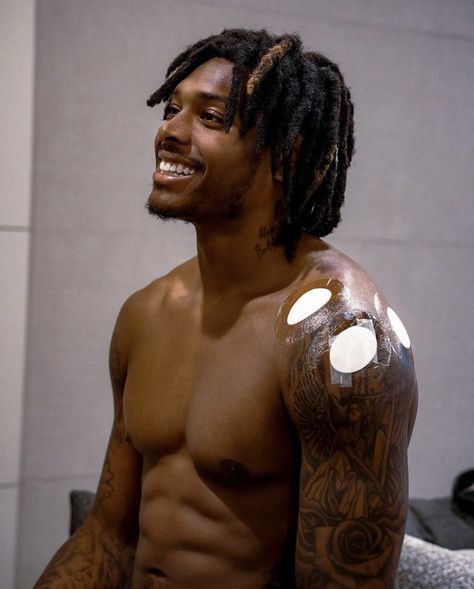 Nfl Players Tattoos, Jalen Ramsey Pfp, Jalen Ramsey Aesthetic, Football Boys Black, Black Nba Players, Fine Football Players, Fine Nfl Players, Nfl Players Aesthetic, Black Nfl Players