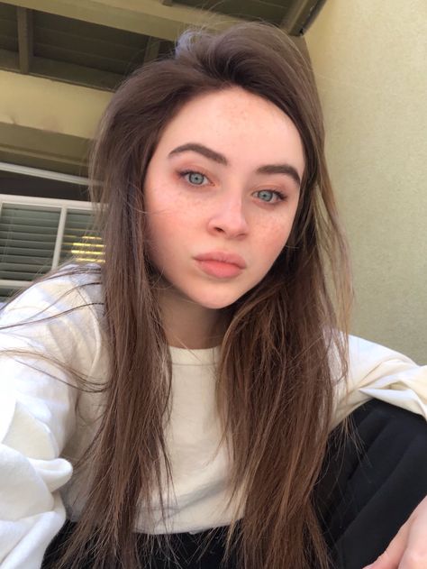 2018 Sabrina Carpenter first photos of her brunette hair color  for the film “Short History of the Long Road” (2019 release) @ Albuquerque, NM <Twitter> Sabrina Carpenter Style, Sabrina Carpenter Outfits, Magic Garden, Body Picture, Girl Meets World, Kew Gardens, Celebrity Art, Brunette Hair, Better Homes And Gardens