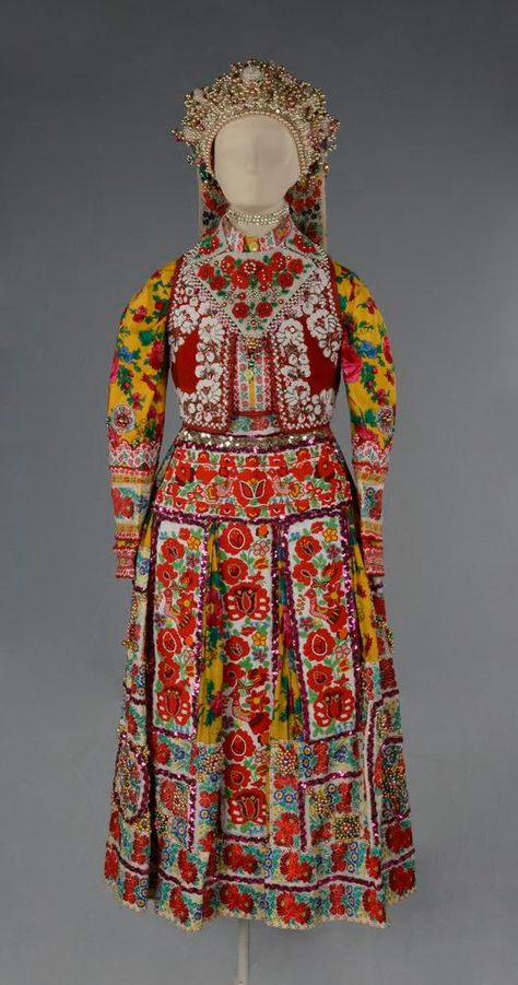 Slavic Fashion, Hungarian Clothing, Slavic Culture, Folk Dress, Hungarian Embroidery, Folk Clothing, Scalloped Border, Bead Sewing, Necklace Bead