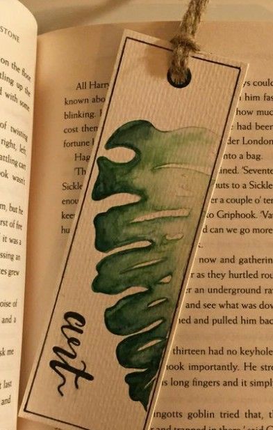 Green Bookmark Design, Green Book Mark, Cute Homemade Bookmarks, Watercolor Bookmarks Ideas Aesthetic, Trendy Bookmarks, Flower Bookmark Crochet, Crochet Flower Bookmark, Bookmark Crochet Tutorial, Bookmark Easy