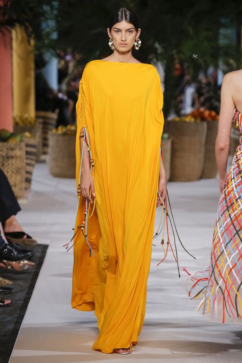 Oscar de la Renta Returns to its Legendary Founder’s Roots — and it’s a Nonstop Fashion Holiday Yellow Dresses, Classic Vibe, Resort 2020, Catwalk Fashion, African Traditional Dresses, Boho Chic Outfits, 2020 Fashion, Diy Dress, Yellow Fashion