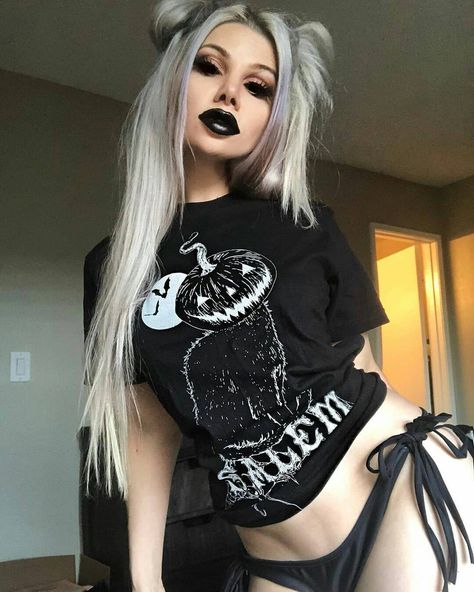 🕇Metal, Goth & Alt Girls🕇 on Instagram: “Follow @kikicarnage -  Resurrecting my Halloween spooky soul in my @blackveiltattoo shirt.  I absolutely adore these gentlemen as artists.…” Fashion Outfits Goth, Thick Goth, Outfits Goth, Grunge Fashion Outfits, Tattooed Girls, Latina Fashion Outfits, Alt Girls, Hippie Style Clothing, Goth Women