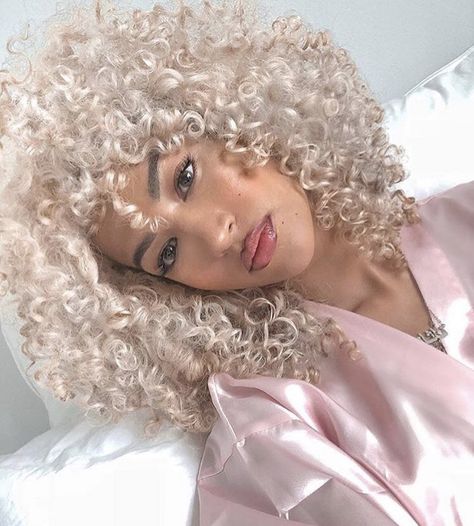 Blonde Curly Hair, Dyed Natural Hair, Short Curly Wigs, Natural Curls Hairstyles, Beautiful Curls, Platinum Blonde Hair, Hair Photo, Platinum Blonde, Natural Curls