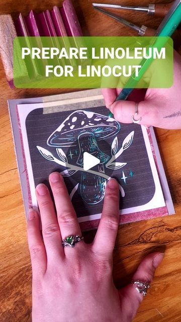 ✦ 𝓓𝓪𝓻𝓲𝓪 𝓚𝓲𝓮𝓵𝓪𝓻𝓼𝓴𝓪  ✦ on Instagram: "🍄 Prepare linoleum for linocut with me in 5 simple steps: 1. Sand it down with very fine sanding paper. 2. Get rid off these natural fibers on the edges! (I hate plastic so I'm using natural linoleum made of linseed oil & jute). 3. Tape on your design. 4. Use carbon transfer paper to transfer the design onto linoleum. 5. Paint the block with some colour 🌿 to add contrast when carving. Annnnddd that's it, now the fun bit - carving! 🔥🥰 . . . #linocut #linocutcoven #artprocess #wipart #wip #natureobsessed #printmakersofinstagram #printmaking #handcarved" Diy Lino Press, Beginner Linocut Designs, Stamp Carving Ideas, Linoleum Print Ideas, Linocut Art Simple, Linocut Prints Ideas Simple, Linocut Tutorial, Linocut Prints Simple, Linoleum Printmaking