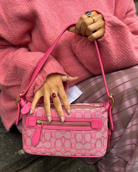 Coach Demi Bag Pink, Coach Demi Bag Outfit, Pink Purse Outfit, Barbie Outfits Aesthetic, Pink Bag Outfit, Pink Bags Outfit, Coach Aesthetic, Purse Inspiration, Purse Outfit