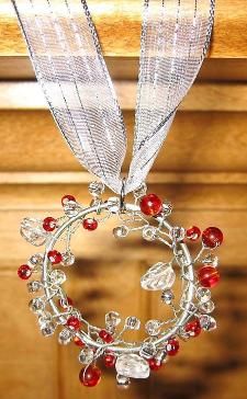 Jewelry Craft Ideas - Pandahall.com Christmas Joy Decorations, Hook Ideas, Beaded Wreath, Christmas Beading, Beaded Christmas Decorations, Bead Ornaments, Cute Christmas Decorations, Wire Ornaments, Beautiful Christmas Decorations