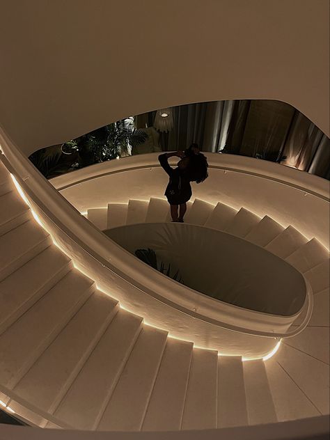 Black girl on spiral staircase, black girl posing on spiral staircase, black girl luxury Staircase Aesthetic, Old Money Staircase, Spiral Staircase Photoshoot, Marble Spiral Staircase, Spiral Staircase Aesthetic, Circle Stairs, Vintage Spiral Staircase, Stairs Spiral Modern, Grand Stairway