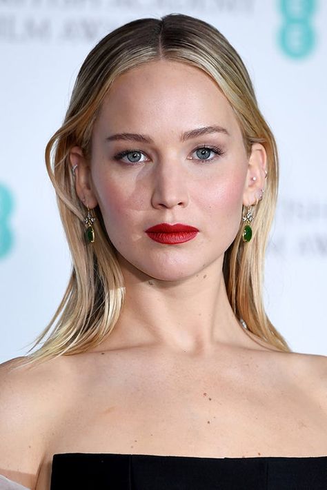 The 20 Most Flattering Haircuts for Oval Faces #purewow #beauty #hair #trends #hair cut #celebrity style Katniss Braid, Jennifer Lawrence Hair, Slick Hair, Jennifer Lawrence Photos, Red Carpet Makeup, 20 Makeup, Jennifer Lawrence Pics, 2018 Hair, Super Models