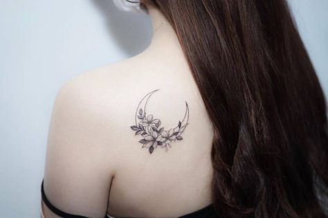 Fine line flower moon tattoo on the shoulder blade. Blade Tattoo, Shoulder Blade Tattoo, Moon Tattoos, Flower Tattoo Shoulder, Flower Moon, Ink Inspiration, Valentine's Card, Line Flower, Sketches Simple