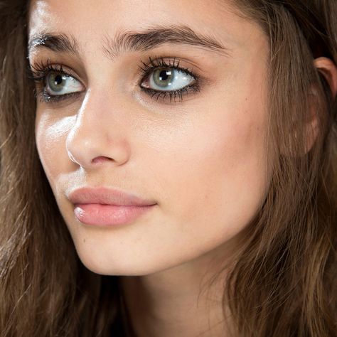 Smudge under eyes dusty eye #makeup at #Versace #Fall2015. #AW15 #FW15 Taylor Hill Style, Eyeliner Techniques, Smudged Eyeliner, Smokey Eyeliner, Taylor Marie Hill, Celebrity Faces, James Franco, How To Apply Eyeliner, Taylor Hill