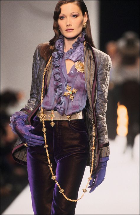 Carla Bruni au défilé Dior automne-hiver 1993-1994 Mundo Hippie, Dior Vintage, Dior Haute Couture, Vintage Vogue, John Galliano, Look Vintage, Runway Show, Mode Vintage, Looks Vintage