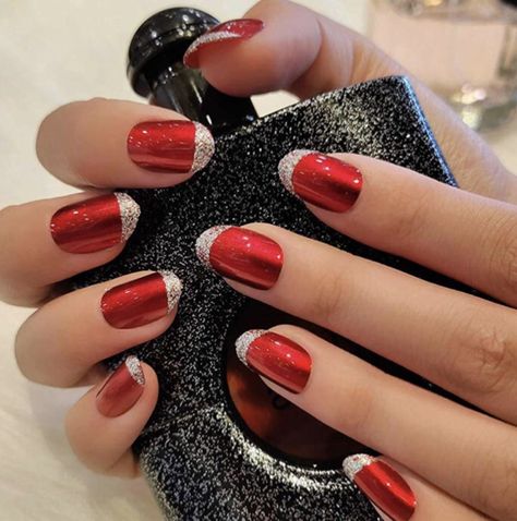 Holiday Dip Nails 2023, Christmas Ambre Nails Ombre, Christmas Nail Decor Ideas, Red Sparkly Nail Designs, Christmas Nails 2023 Trends Red, Cute Holiday Nails Winter, Christmas Ombré Nails, Holiday Dip Nails Christmas, Ombré Christmas Nails